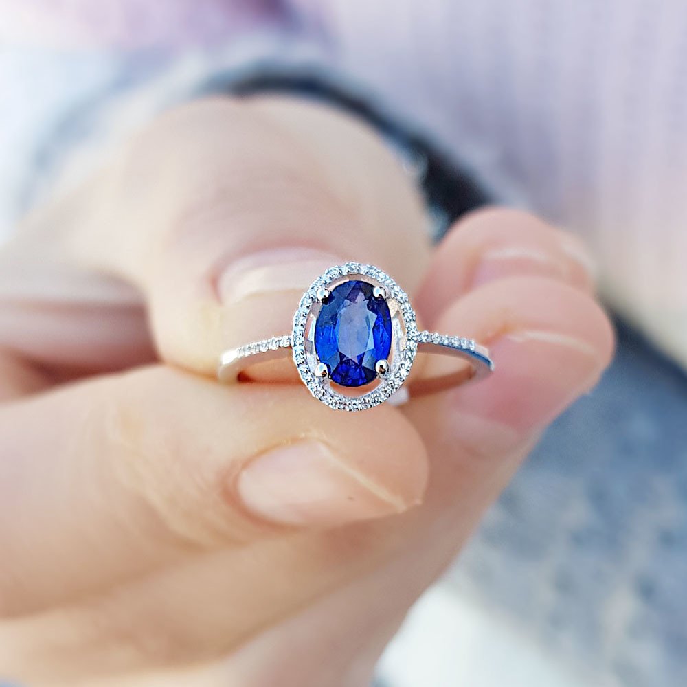 Сапфирен пръстен с феноменален цвят, съчетан с диаманти върху бяло злато